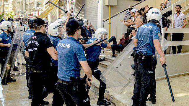 HDP'nin kazandığı Büyükşehir Belediyelerine kayyum atanması Diyarbakır'da protesto edildi.