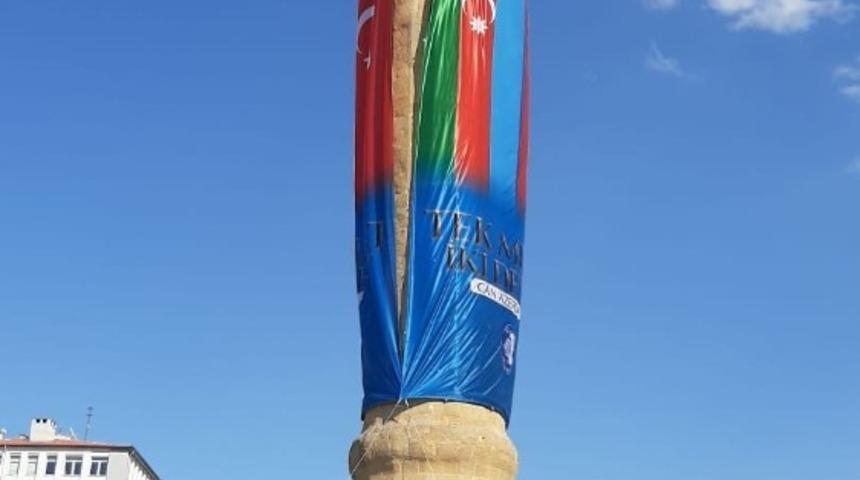 Tarihi saat kulesine Azerbaycan bayrağı asıldı