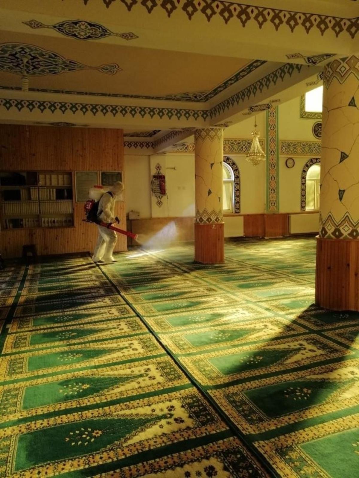 Kandilli Belediyesi dezenfekte &ccedil;alışmalarını s&uuml;rd&uuml;r&uuml;yor