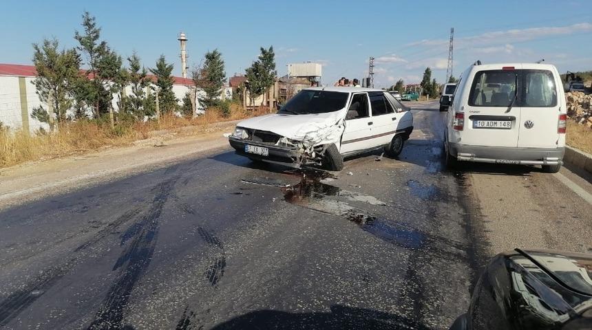 2 aracın arasında kalan motosiklet s&uuml;r&uuml;c&uuml;s&uuml; yaralandı