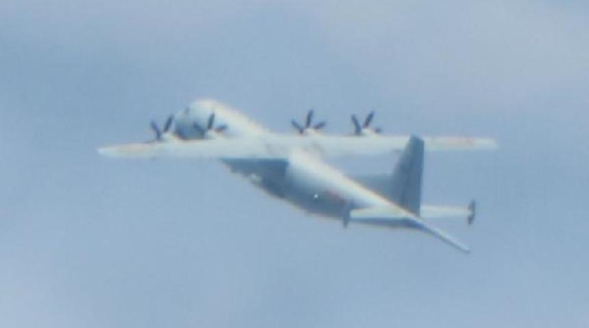 Havada hareketli anlar! &Ccedil;in askeri u&ccedil;ağı sınırı aştı, savaş jetleri havalandı