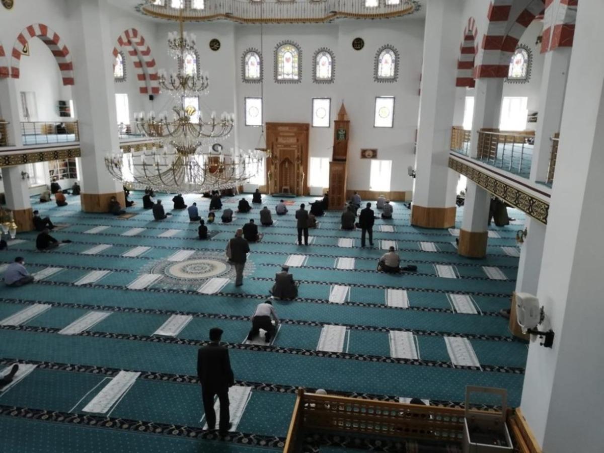 Erciş Gen&ccedil;lik Merkezi tarafından cuma namazı &ouml;ncesi tek kullanımlık seccade dağıtıldı