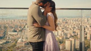 Bay Yanlış dizisi nasıl bitti?  Bay Yanlış final bölümüne Özgür'ün Ezgi'ye evlenme teklifi damga vurdu! Bay Yanlış 14. bölüm final sahnesi izle