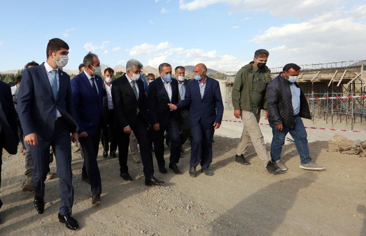 Vali Bilmez G&uuml;rpınar&rsquo;daki k&ouml;pr&uuml; ve yol yatırımlarını inceledi