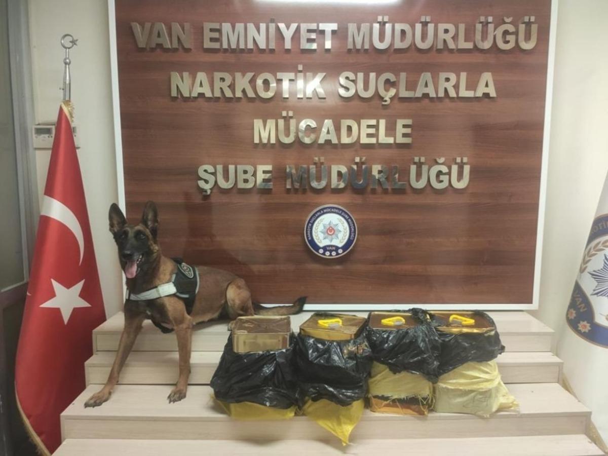 Van&rsquo;da 95 kilo 240 gram likit eroin maddesi ele ge&ccedil;irildi