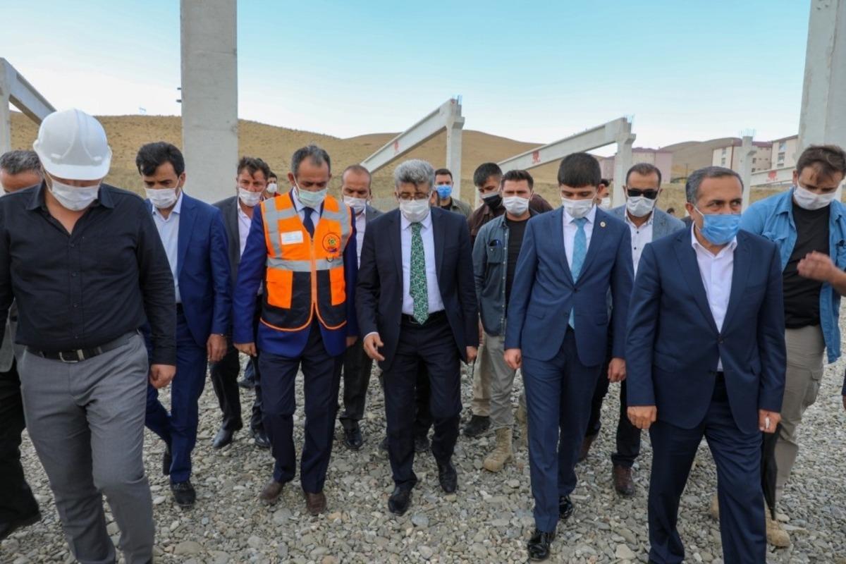 Vali Bilmez, ayakkabı fabrikası inşaatını inceledi