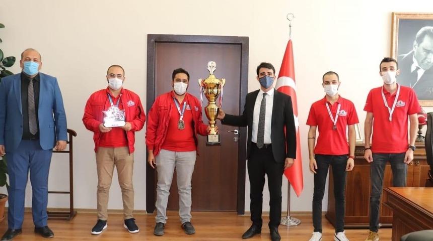 &Ouml;mer ve Faruk &Ouml;zt&uuml;rk ve arkadaşları Tufanbeyli&rsquo;nin gururu oldu