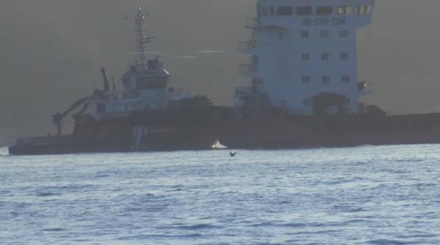 İstanbul Boğazı'nda arızalanan gemi s&uuml;r&uuml;klendi  