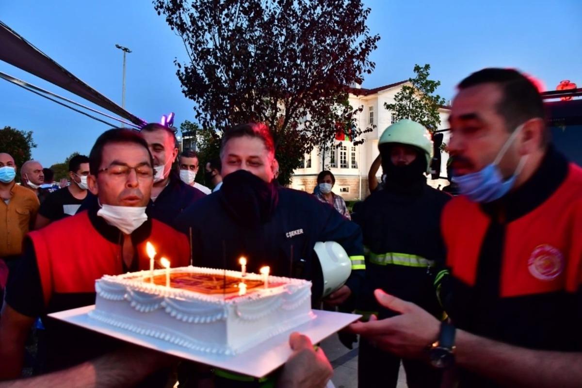 Bu kez alevleri değil pastanın &uuml;st&uuml;ndeki mumları s&ouml;nd&uuml;rd&uuml;ler