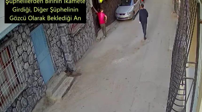 Biri etrafı g&ouml;zetledi diğeri &ccedil;aldı