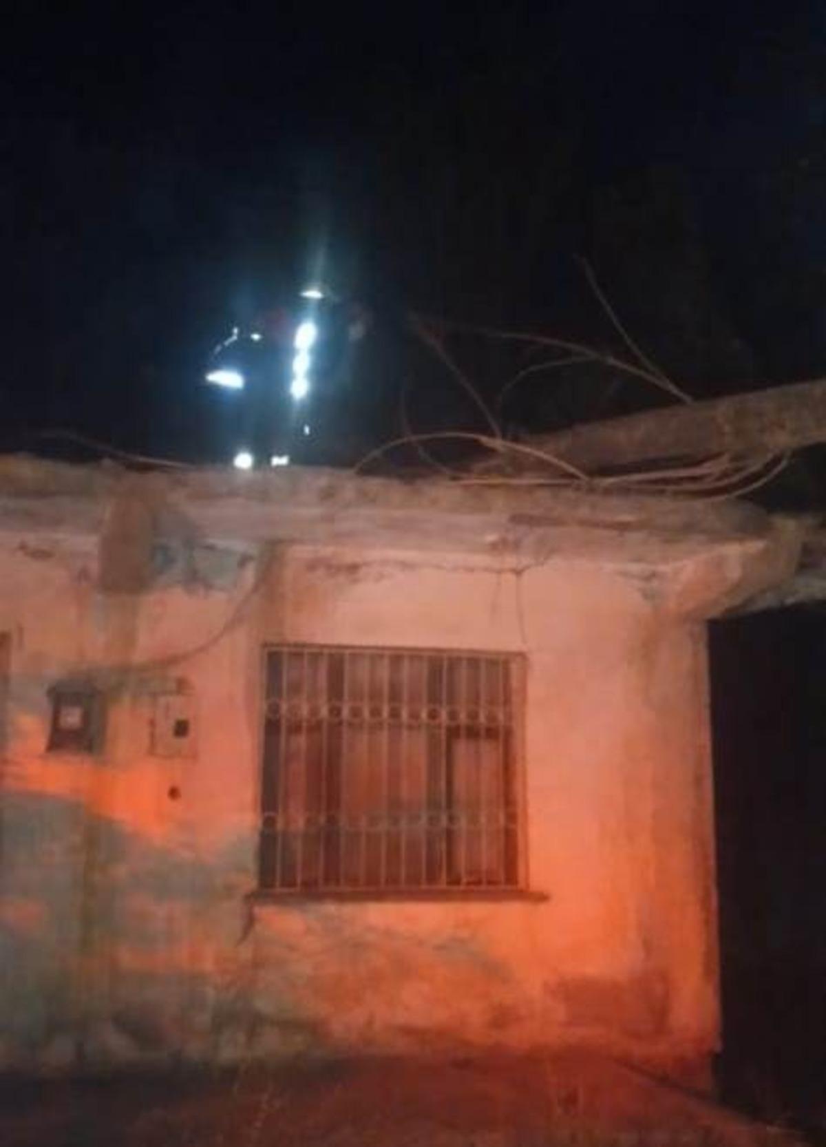 Evin &uuml;zerine d&uuml;şen kavak ağacı korkuttu