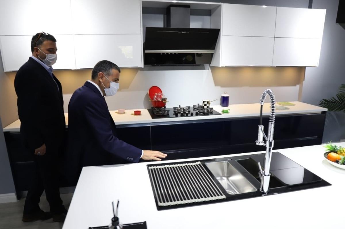 Mutfak dolabı &uuml;retim fabrikasında inceleme