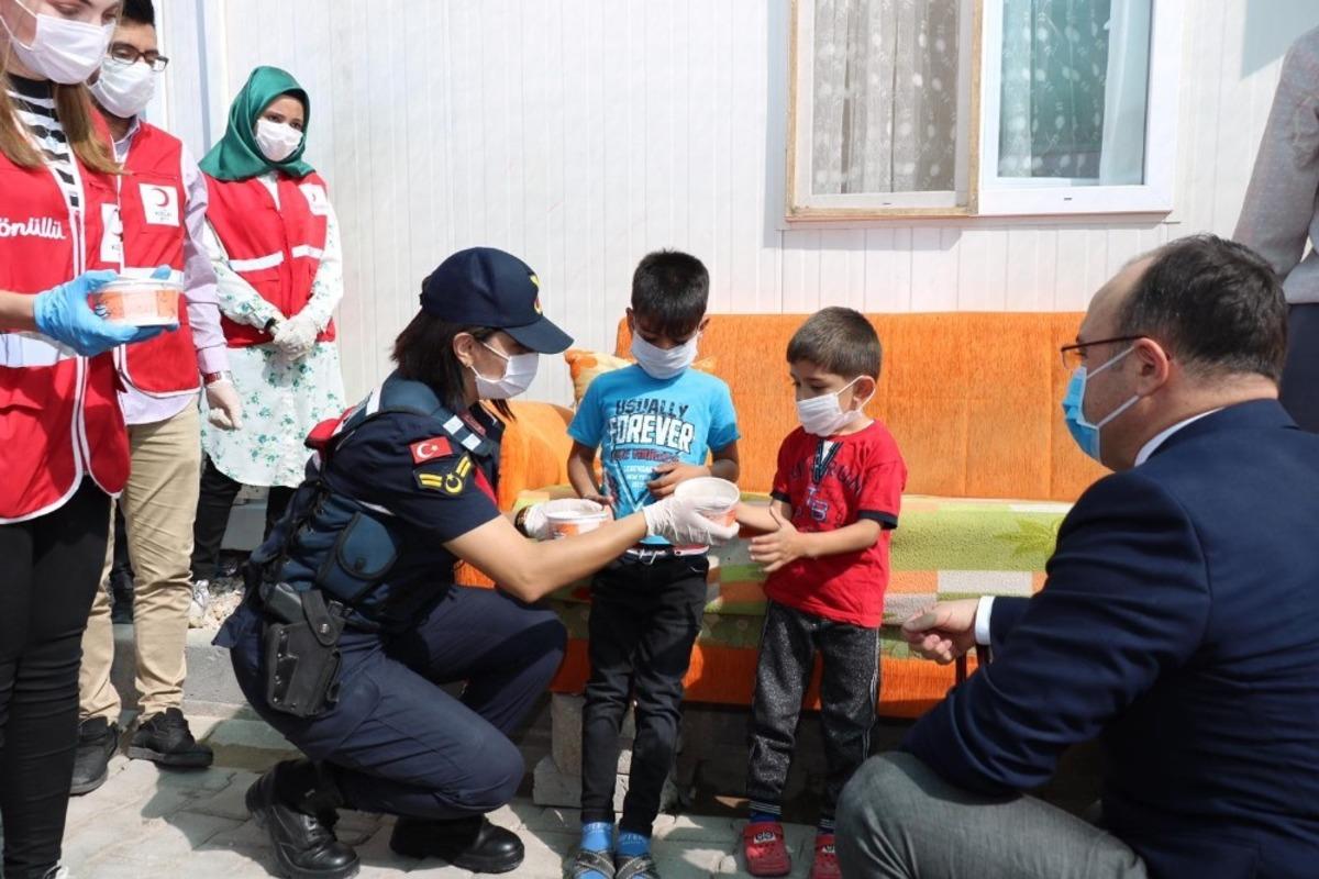 Mehmet&ccedil;ik konteyner kentte kalan ailelere aşure dağıttı
