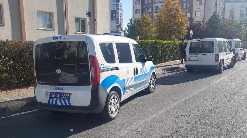 Evde sevgilisiyle birlikte yakaladığı genci bı&ccedil;akladı