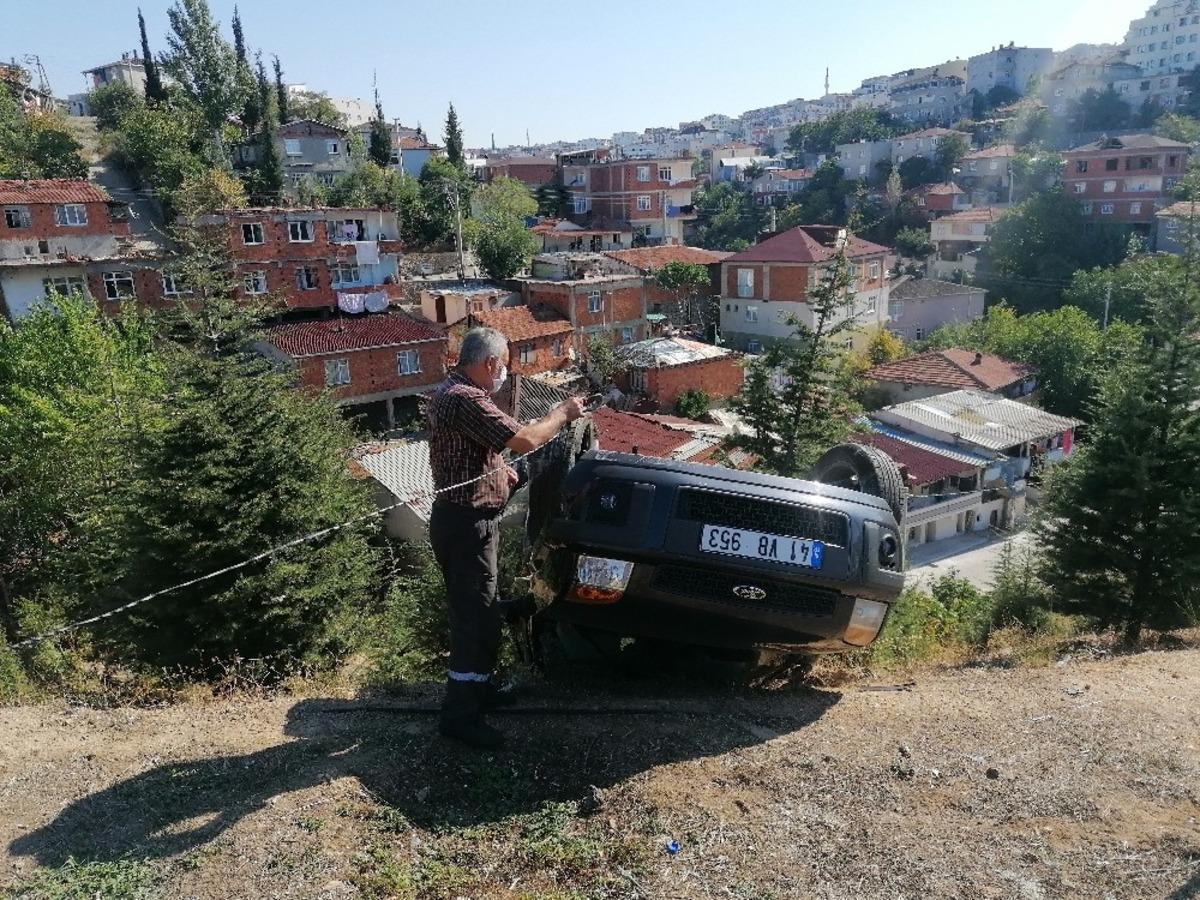Takla atarak yol kenarına devrilen otomobilden yara almadan kurtuldu