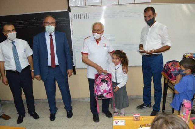 Türk Kızılay’ı Besni’de öğrencilere çanta ve kırtasiye yardımı yaptı