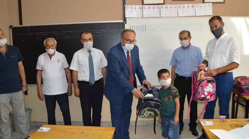 T&uuml;rk Kızılay&rsquo;ı Besni&rsquo;de &ouml;ğrencilere &ccedil;anta ve kırtasiye yardımı yaptı