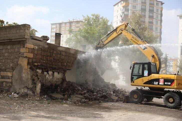 Tacettin Veli, Gülük ve Yıldırım Beyazıt Mahalleleri’nde metruk binalar yıkılıyor G2