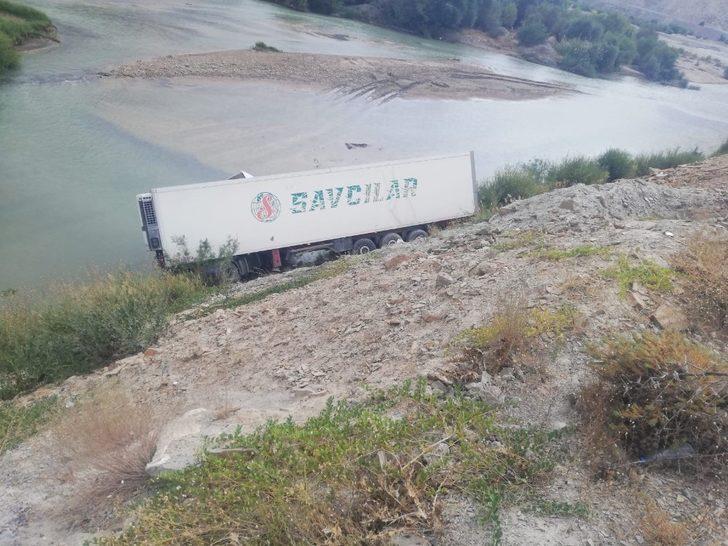 Kontrolden çıkan tır, zap suyuna düşmeden durdu G2