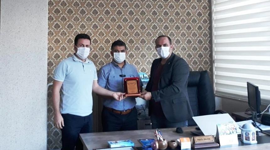 Hizmetleri plaketle &ouml;d&uuml;llendirildi