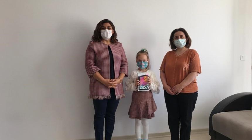 Vali G&uuml;rel&rsquo;in eşinden ikinci sınıf &ouml;ğrencisine tablet s&uuml;rprizi