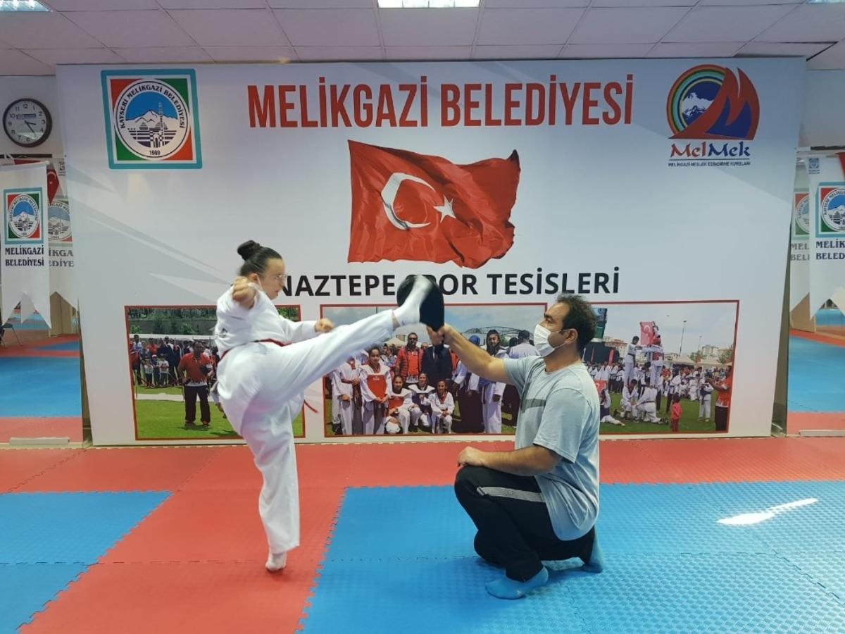 Down sendromlu B&uuml;şra&rsquo;nın hedefi altın madalya