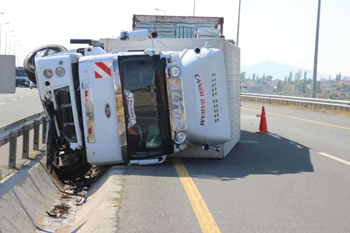 Kamyonet yan yattı, s&uuml;r&uuml;c&uuml; yara almadan kurtuldu