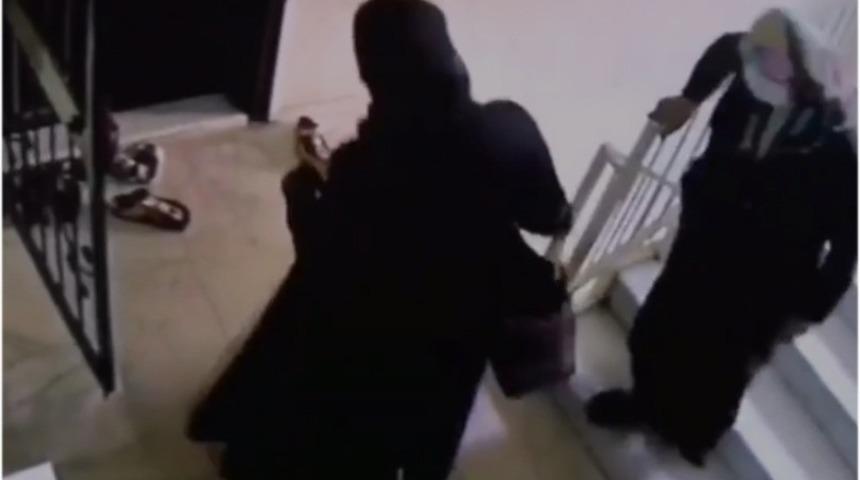 Ayakkabı hırsızı iki kadın güvenlik kameralarına yakalandı