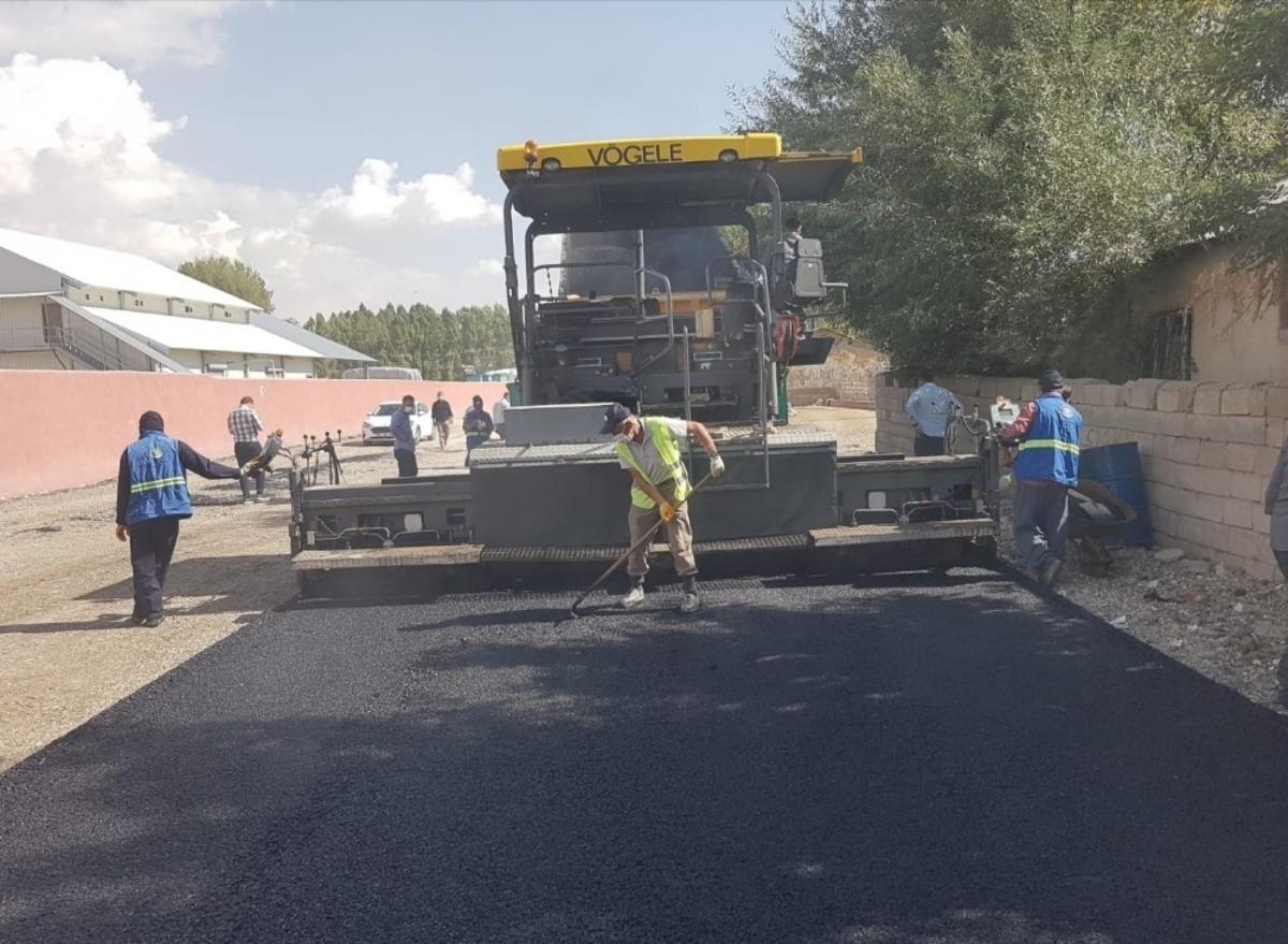 Van B&uuml;y&uuml;kşehir Erciş&rsquo;te asfalt &ccedil;alışmalarını s&uuml;rd&uuml;r&uuml;yor