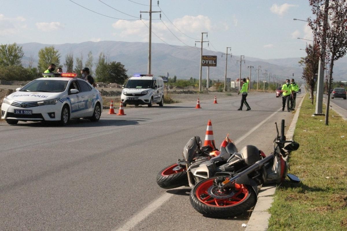Erzincan&rsquo;da motosiklet yayaya &ccedil;arptı: 2 yaralı