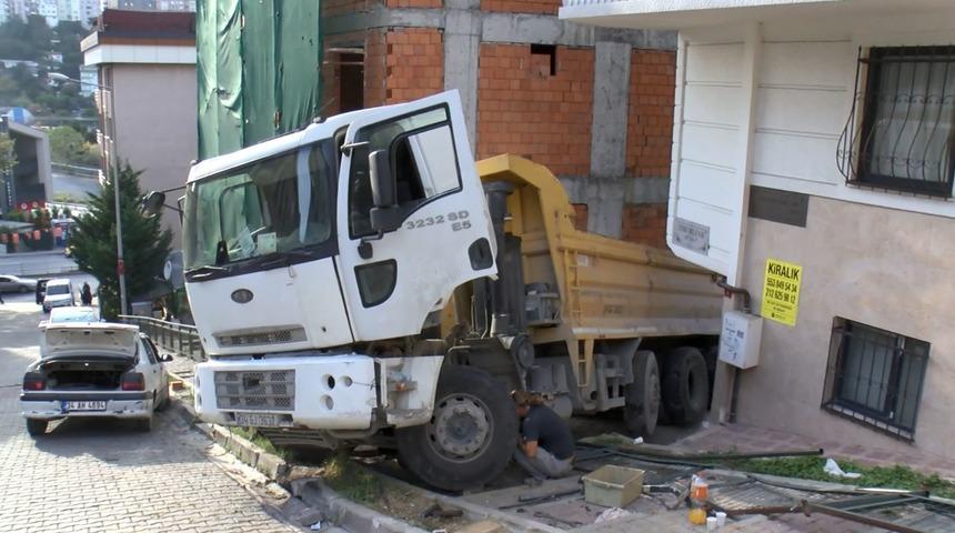 Ey&uuml;psultan'da korku dolu anlar! Hafriyat kamyonu dehşet sa&ccedil;tı