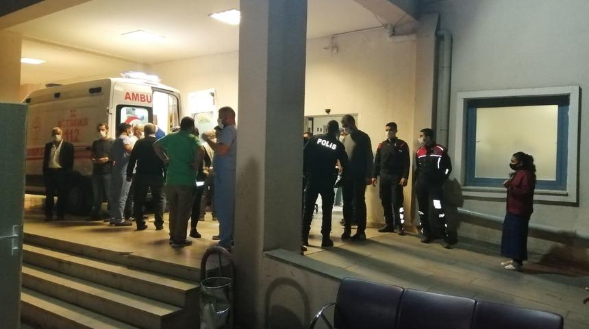 Iğdır'da iki ailenin kavgası hastane bah&ccedil;esine taştı: &Ccedil;ok sayıda yaralı var