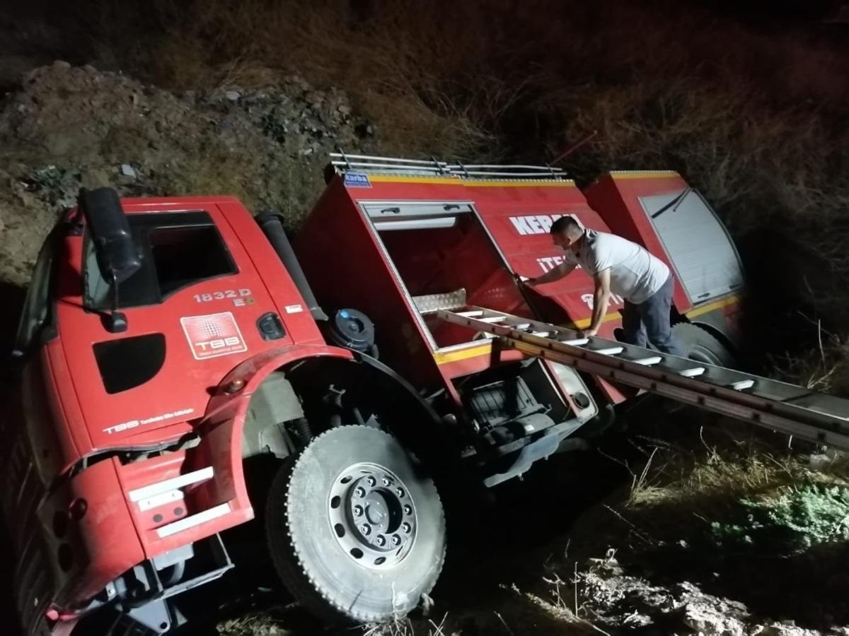 Kamyon kazasına giden itfaiye aracı şarampole devrildi