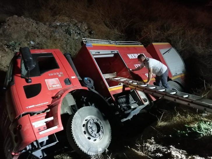 Kamyon kazasına giden itfaiye aracı şarampole devrildi G1