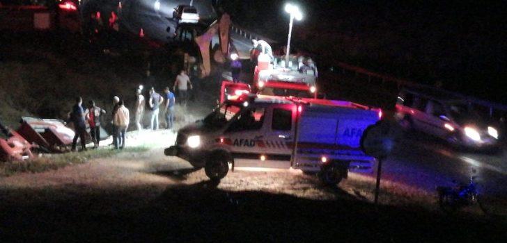 Kamyon kazasına giden itfaiye aracı şarampole devrildi G3