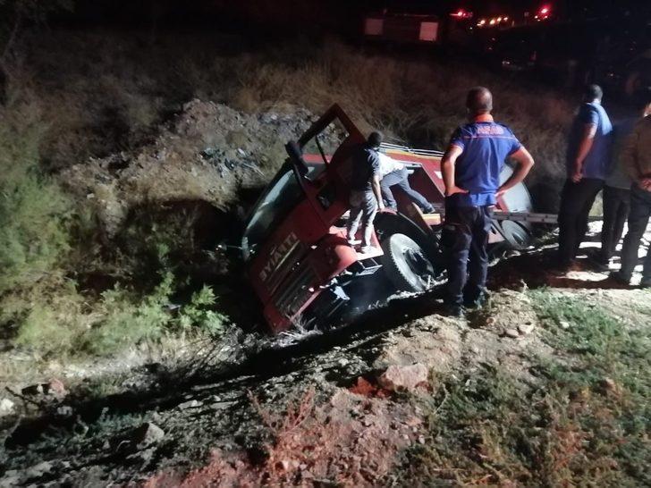 Kamyon kazasına giden itfaiye aracı şarampole devrildi G4