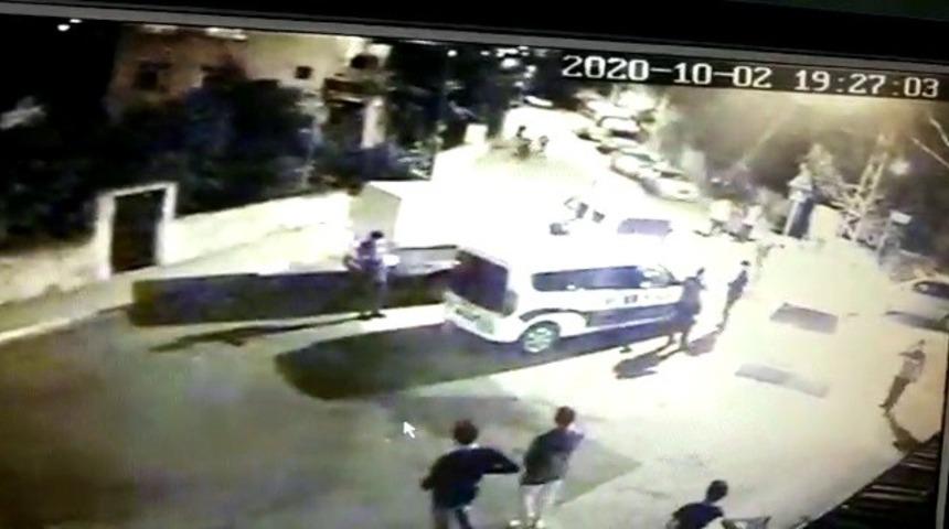 Karab&uuml;k'te polis, oto hırsızını &ouml;n&uuml;n&uuml; keserek yakaladı