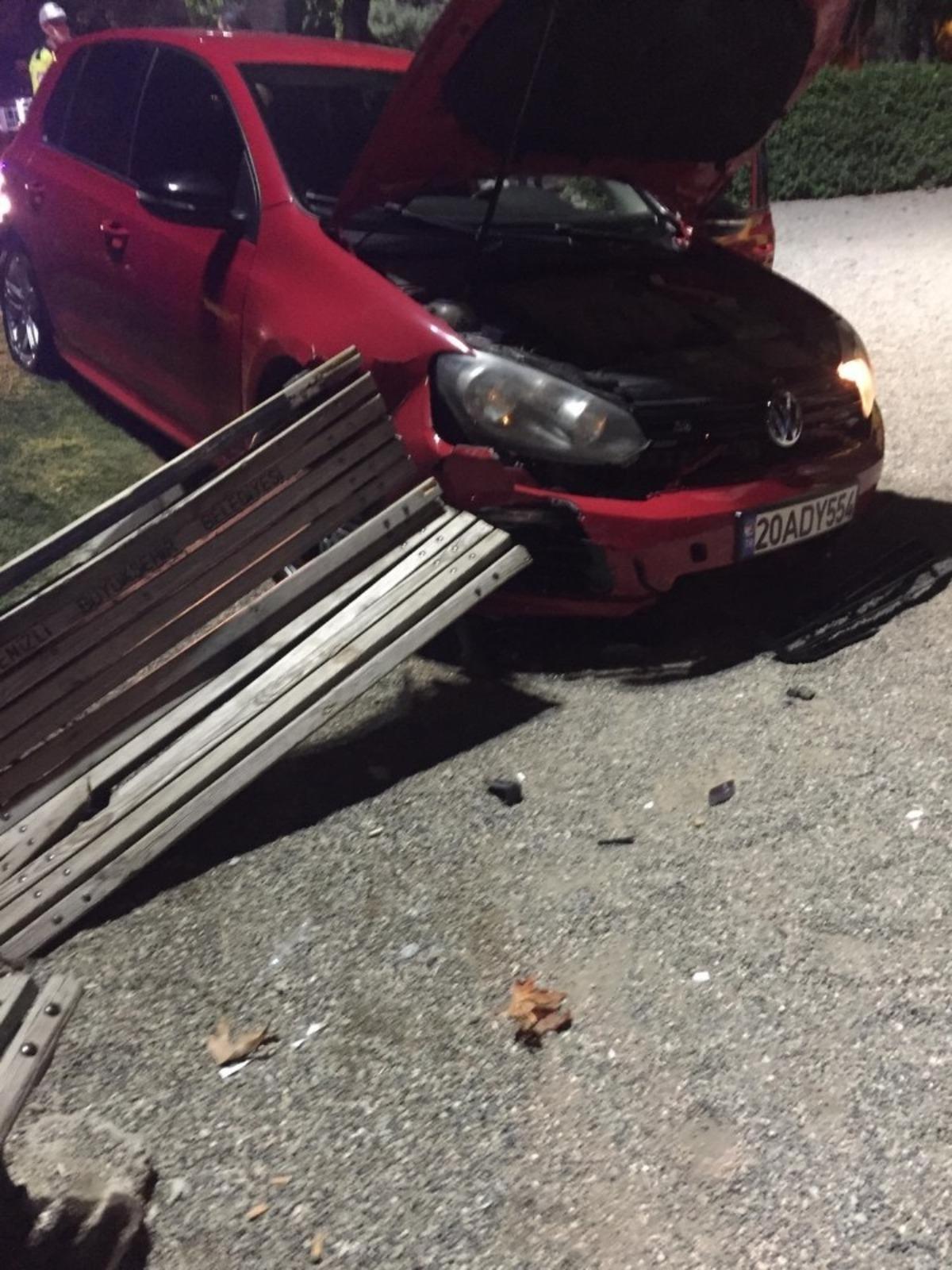 Alkoll&uuml; s&uuml;r&uuml;c&uuml; &ccedil;ocuk parkına daldı, aracı bırakıp ka&ccedil;tı