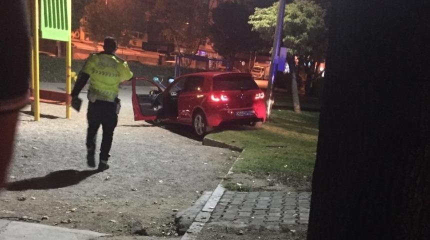 &Ccedil;ocuk parkına daldı, aracı bırakıp ka&ccedil;tı