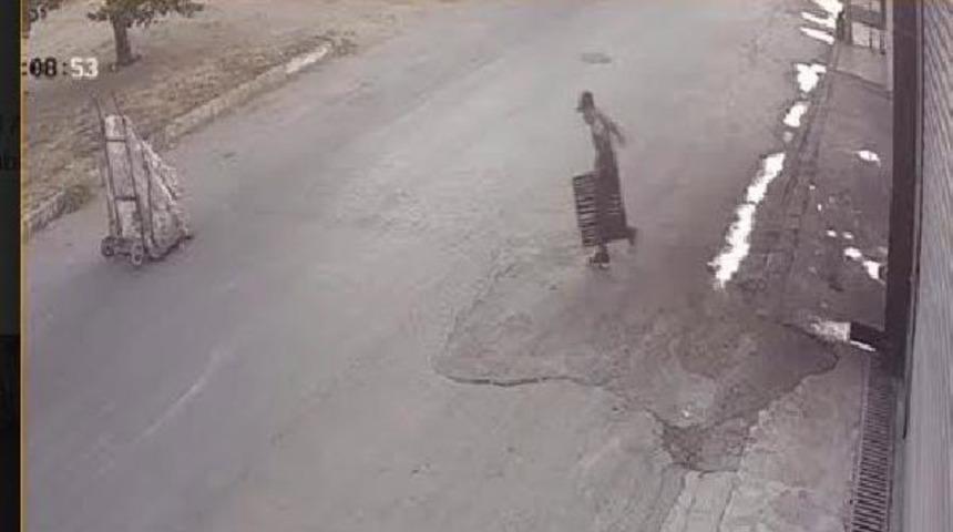 Aydın'da, r&ouml;gar kapağı hırsızlığı! Kameralar kayıttaydı