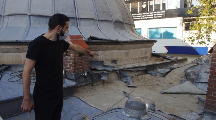 K&uuml;tahya'daki tarihi K&uuml;&ccedil;&uuml;k Hamam&rsquo;ın &ccedil;atısındaki kurşunları &ccedil;aldılar
