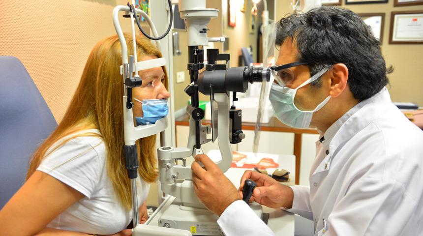 Koronavir&uuml;s g&ouml;zden bulaşır mı? Uzmanlar uyarıyor! İşte belirtileri