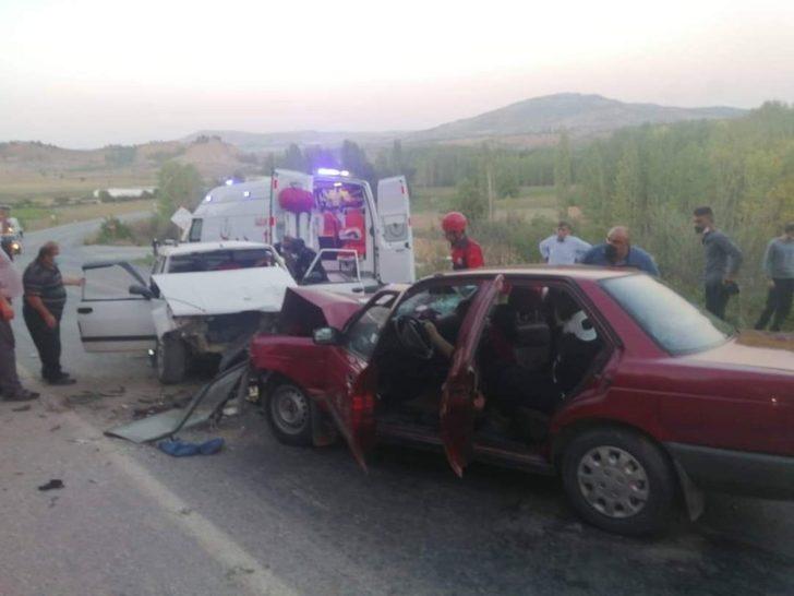 İki otomobil kafa kafaya çarpıştı: 1 ölü, 3 yaralı G1