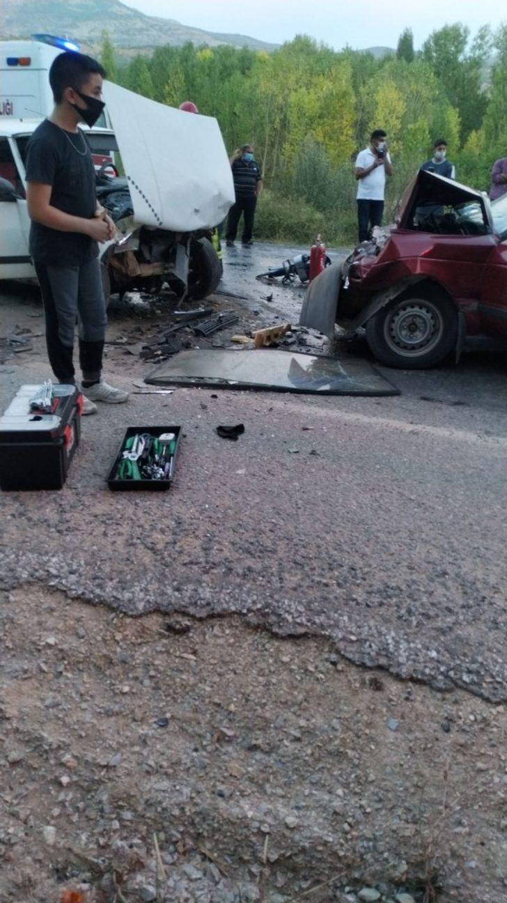 İki otomobil kafa kafaya çarpıştı: 1 ölü, 3 yaralı G5