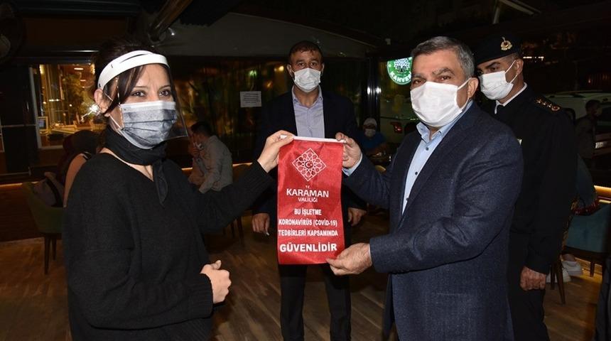 Karaman’da tedbirlere uyan işletmelere ‘Güvenilir’ yazılı flama