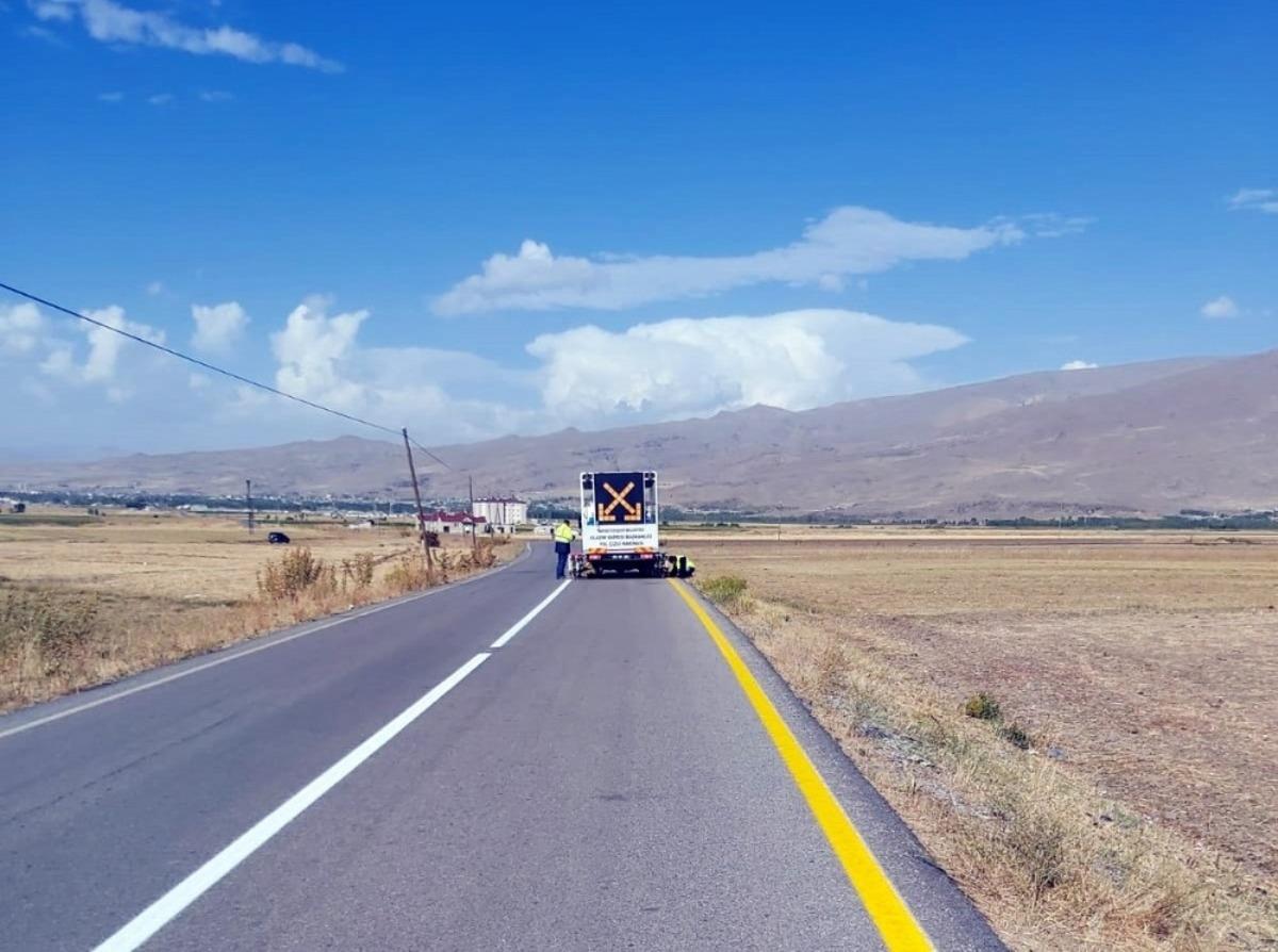 Van B&uuml;y&uuml;kşehir Belediyesi yol şerit &ccedil;izgi &ccedil;alışmalarını s&uuml;rd&uuml;r&uuml;yor