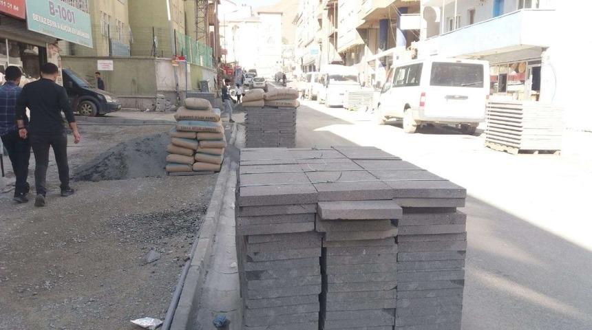 Hakkari’de yol ve kaldırım yapım çalışması