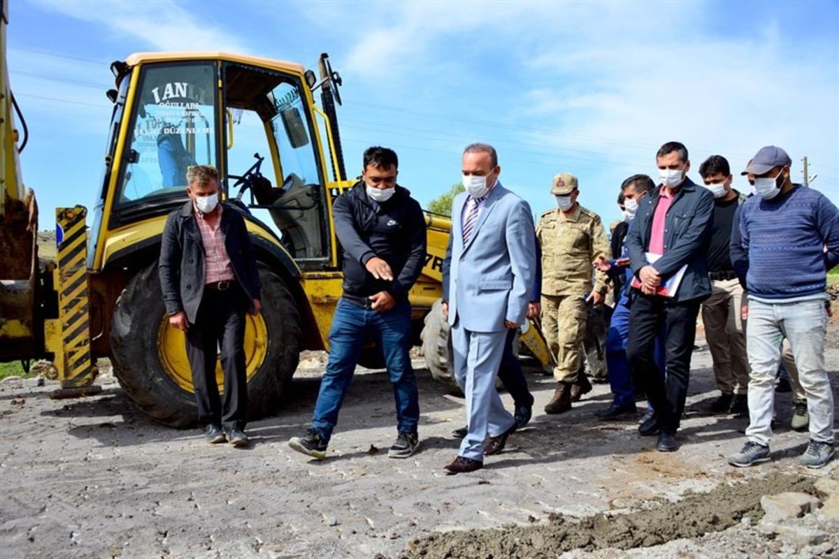 Vali H&uuml;seyin &Ouml;ner, k&ouml;ylerde devam eden kilit parke &ccedil;alışmalarını denetledi