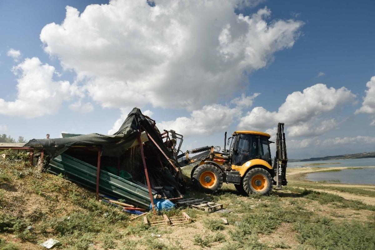 G&ouml;l kıyısındaki 15 ka&ccedil;ak yapı yıkıldı