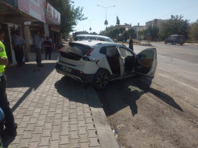 Tır ile çarpışan otomobilin sürücüsü yaralandı